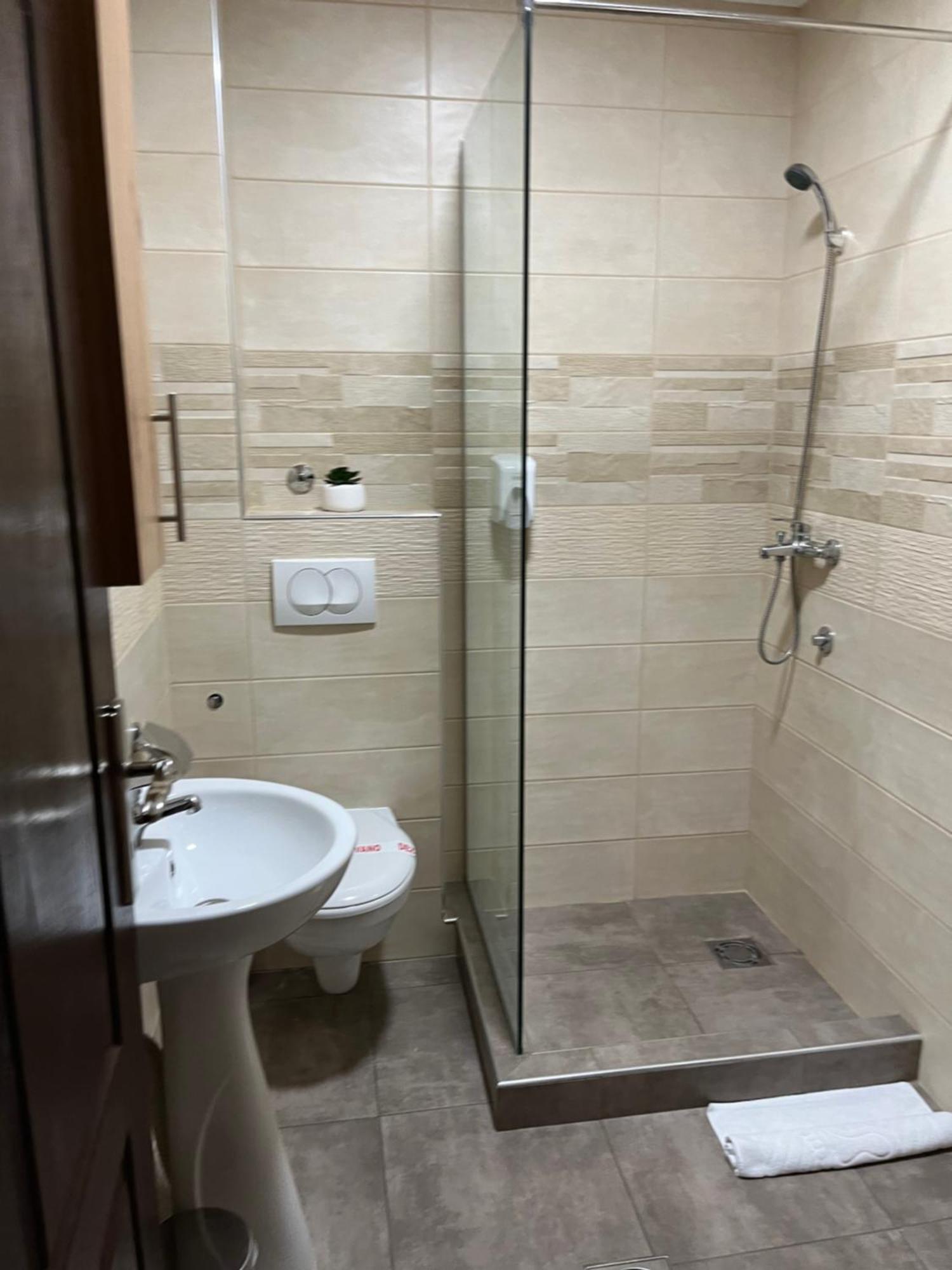 Airport Sky Apartments Lux Belgrado Buitenkant foto